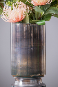Smokey and Sublet: Exactamente lo que obtienes con el imponente florero de cristal que exhibe un cristal azul ahumado y un cromo. - Product Image 2