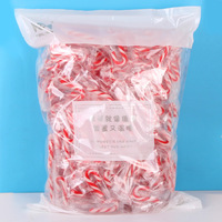 Boîte cadeau de Noël rouge et blanche de 2 kg de sucettes et de cannes en sucre rouges, blanches et vertes aux saveurs fruitées, collations de loisirs