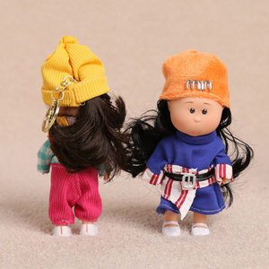 HECION Nuevo Llavero de Muñeca Patito de 14 CM, Adorable Miniatura con Ropa para Vestir, Muñeca de Peluche Hermana, Lindo Mini Peluche para Colgar en la Bolsa - Product Image 5