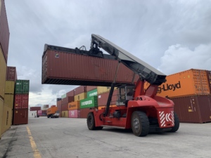 Reach Stacker d'occasion rouge KALMAR KONECRANE SANY XCMG 45 tonnes DRF450 pour manutention de conteneurs et levage portuaire - Product Image 3