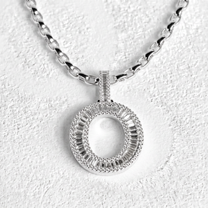 Pendentif de fiançailles en argent sterling avec lettre O en moissanite et chaîne réglable, pendentif raffiné pour femmes, disponible au meilleur prix - Product Image 1