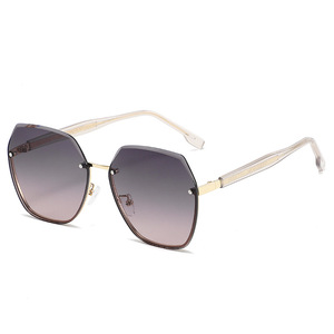 Lunettes de soleil de luxe pour femmes, monture dorée, verres dégradés violets, protection UV400, lunettes de soleil tendance, utilisation en extérieur - Product Image 5