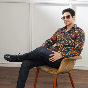 เสื้อเชิ้ตผู้ชายลำลองผ้าฝ้าย 100% แขนยาว คอปกติดกระดุม แห้งเร็ว ระบายอากาศดี รับผลิตแบบ OEM - Product Image 1