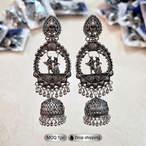 Boucles d'oreilles pendantes tribales indiennes en argent oxydé plaqué, avec motif plume de paon et coquillages - Product Image 1