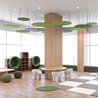 Ensemble complet de meubles pour la décoration de la salle de classe de la maternelle Chiquitos, comprenant un arbre décoratif, une table et des chaises, une bibliothèque et une zone de lecture pour la crèche.