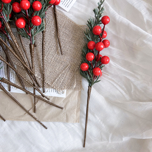 Rami di Pino Natalizi da 28cm all'Ingrosso, Decorazioni Natalizie, Rami con Bacche di Agrifoglio Rosse per Decorazioni Invernali - Product Image 6