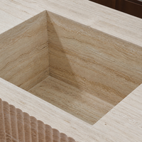 Meuble-lavabo double vasque en travertin beige rustique avec façade cannelée, tiroirs en bois et double bassin, autoportant, pour projet de salle de bain principale