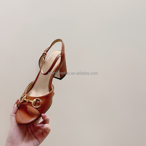 Sandalias de tacón alto para mujer con punta cuadrada, detalle de Horsebit, tacón grueso, forro de piel de oveja de alta calidad y cuero genuino. - Product Image 4