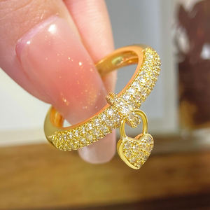 Bague tendance pour femme, en laiton plaqué or 18 carats, avec micro-pavés de zirconias et breloques cœur - Product Image 1