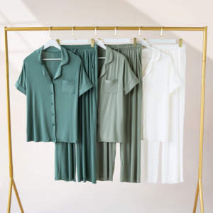 <span class=keywords><strong>Pigiama</strong></span> da donna Fung 8006 all'ingrosso, in modal, semplice, con top a <span class=keywords><strong>maniche</strong></span> <span class=keywords><strong>corte</strong></span>, <span class=keywords><strong>pantaloni</strong></span> <span class=keywords><strong>lunghi</strong></span> e slip, per il tempo libero - Product Image 1