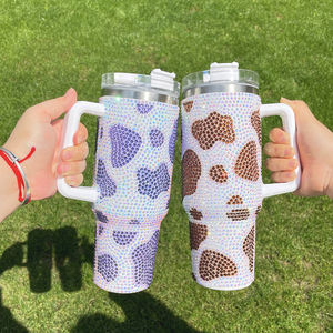 Gobelet isolé sous vide en acier inoxydable Rhinestone Cowprint 40oz avec couvercle <span class=keywords><strong>à</strong></span> poignée et paille - Product Image 4