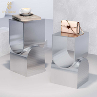 Diseño de Tienda de Ropa Moderna de Estilo Brutalista para Damas, Muebles Personalizables de Acero Inoxidable y Chapa de Madera para Decoración