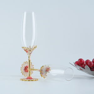 Copas de champán de cristal con diseño de flores, color oro rosa, románticas - Product Image 3