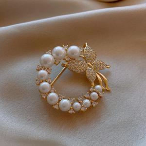 Elegante Broche de Mariposa con Pedrería y Perlas Simuladas, Broche de Corona de Flores a la Moda para Mujer, para Fiestas y Bodas, de Aleación - Product Image 3