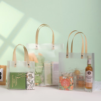 Vente en gros Sac fourre-tout givré Emballage cosmétique transparent en PVC pour la fête des enfants Sacs en plastique de boîte cadeau étanche d'accompagnement