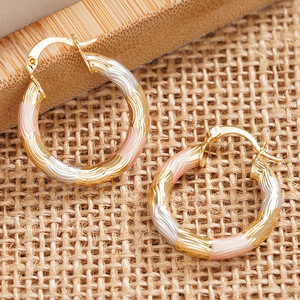 Orecchino a clip in metallo a tre colori con texture lineare, gioiello elegante e minimalista, stile moderno - Product Image 6
