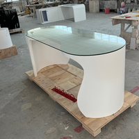 Table de poste de travail en Corian blanc Dernier design Bureau Plaque de nom Bureau de patron moderne avec lampe