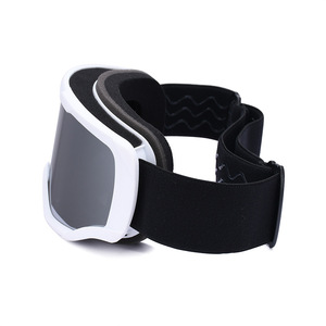 Gafas de Esquí de Doble Capa Antivaho con Lentes de PC para Deportes de Invierno al Aire Libre para Todos - Product Image 3