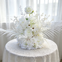 Offre Spéciale : Composition Florale Moderne pour Allée de Mariage avec Bouquet Central de Table