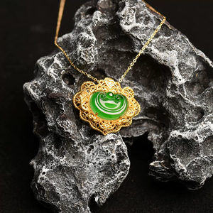 Colgante auspicioso y alegre tallado en jade verde maya feicui de grado A, de oro puro 999 original. - Product Image 5