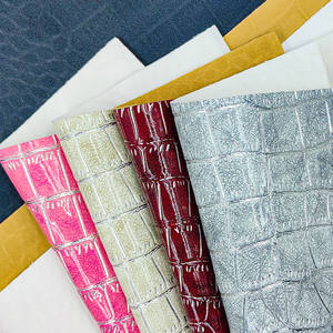 กระเป๋าถือดีไซน์ผ้าหนังเทียมหลากสีลายจระเข้ - Product Image 3