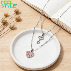 Collana a strati in acciaio inossidabile 316 placcato PVD oro spesso e colorato, con ciondolo a chiave vintage e cuore pavé di zirconi rosa 5A+ - Product Image 5