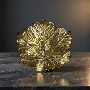 Plateau décoratif en forme de feuille plaqué or orné, forme irrégulière, design végétal contemporain, artisanat métallique, pièce unique - Product Image 2