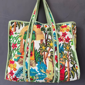 กระเป๋าผ้าฝ้ายลายควิลท์ งานดีไซน์เนอร์ งานพิมพ์บล็อกแบบอินเดีย เย็บอย่างประณีต กระเป๋าสะพายไหล่สำหรับเดินทางและช้อปปิ้ง - Product Image 1