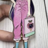 Épinglette en émail dur plaqué argent avec motif de personnage de dessin animé personnalisé, à la texture métallique brillante, pour collection