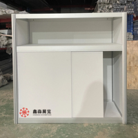 Bureau d'information à 2 niveaux pour stand d'exposition, bureau octogonal en aluminium verrouillable pour salons et événements.