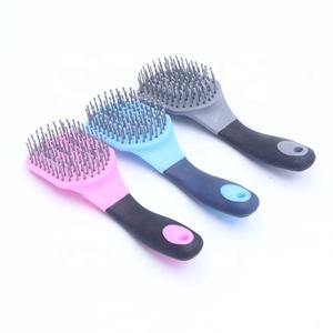 مشط تنظيف وتمشيط للخيول بمقبض طويل مصنوع من البولي بروبيلين والمطاط الحراري مع إمكانية تخصيص اللون والشعار - Product Image 1