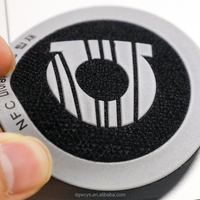 Patch holographique métallique personnalisé en TPU réfléchissant haute fréquence, thermocollant, transparent, avec logo de marque pour chapeaux et vêtements