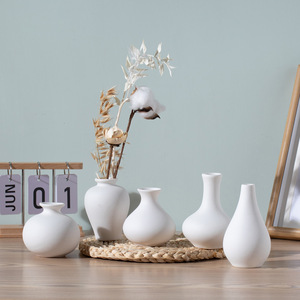 Nouvel ensemble de cinq vases à bourgeons en céramique blanc uni, style Art déco minimaliste, décoration d'intérieur, vases en porcelaine, 2024 - Product Image 1