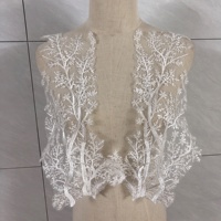 Applique en dentelle de maille brodée florale et pailletée style classique ivoire, vendue par paires LT2908A