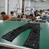 Celana Jeans Pria Model Flare Bertumpuk Lapis Lilin Kustom, Streetwear Gothic Punk, Grosir Celana Pria Berkualitas Tinggi OEM, Celana Berhias Kancing