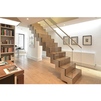 Escalier flottant droit Prima Top avec marches en bois et garde-corps en verre sans cadre