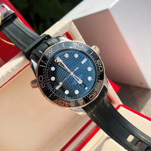 Montre de plongée mécanique pour homme avec cadran bleu vague et bracelet en caoutchouc noir pour les sports de plein air Omegaes - Product Image 1