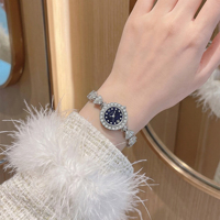Nouvelle montre-bracelet de luxe pour femme, cadran en nacre, lunette entièrement pavée de strass, montre-bracelet à quartz pour femme, idéale comme cadeau de mariage