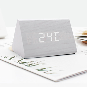 Horloges de table modernes à commande vocale, horloge numérique triangulaire personnalisée en bois avec écran LED, horloge de chevet pour la maison, fabriquée par le fabricant - Product Image 5