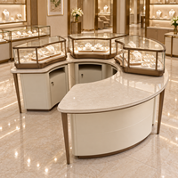 Comptoir d'exposition de bijoux de luxe avec vitrine incurvée en verre, comptoir de service intégré, armoire centrale ouverte blanc crème