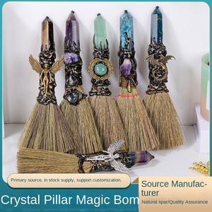 Ornamento Scopa Magica in Cristallo Naturale, Mini Scopa da Strega Artigianale <span class=keywords><strong>per</strong></span> Halloween e Natale, <span class=keywords><strong>Regalo</strong></span> <span class=keywords><strong>per</strong></span> Rituali su Altare, Vendita all'Ingrosso - Product Image 2