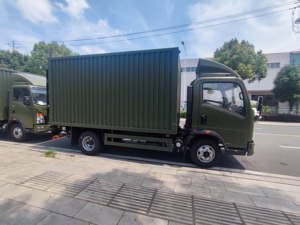 Camion utilitaire Howo à conduite à droite, 5 tonnes, caisse fermée, personnalisable avec hayon hydraulique relevable, camion de livraison de bananes - Product Image 3