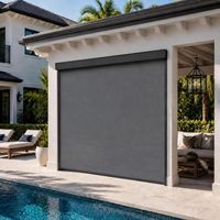 Store banne motorisé coupe-vent pour terrasses de restaurants et patios de bars