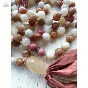 MN11083 Collana Mala con 108 Perle di Gemme Vintage in Tonalità Terra Calda, Annodate a Mano, con Nappa in Seta Sari, per l'<span class=keywords><strong>Amore</strong></span> per Sé Stesso e la Guarigione Spirituale - Product Image 2