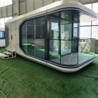 Capsule spatiale de luxe avec toit panoramique en verre à 270 degrés, pod préfabriqué en acier pour l'observation des étoiles et la contemplation de la nature.