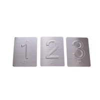 Plaques signalétiques métalliques personnalisées en acier inoxydable, gravées en relief avec fixation par vis pour l'identification des équipements et le suivi des numéros de série