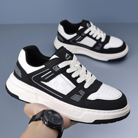 Vente en gros de baskets de skateboard noires et blanches, chaussures de sport respirantes à semelle épaisse pour hommes, style streetwear décontracté