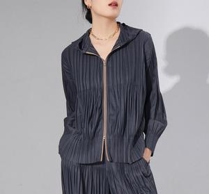 เสื้อแจ็คเก็ตทรงบอมเบอร์จีบพลีทสไตล์มิยาเกะ รุ่นใหม่ประจำฤดูร้อน-ฤดูใบไม้ร่วง ปี 2026 ไซส์พลัส ดีไซน์หรูหรา กระดุมแถวเดียว มีฮู้ด เสื้อผ้าผู้หญิง - Product Image 1