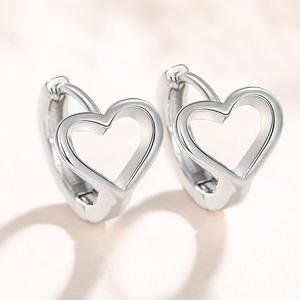 Orecchini a Cuore 'Loving Heart' in Argento 925 Placcato Oro Bianco, Gioielli Raffinati Unisex per Uso Quotidiano - Product Image 1