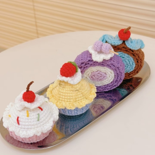 Amuletos de pastel y rollo de huevo